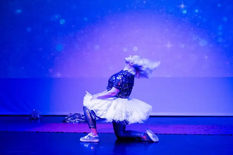 Pięć lat CST : Scena. Luksus, tożsamość i siatki połączeń.