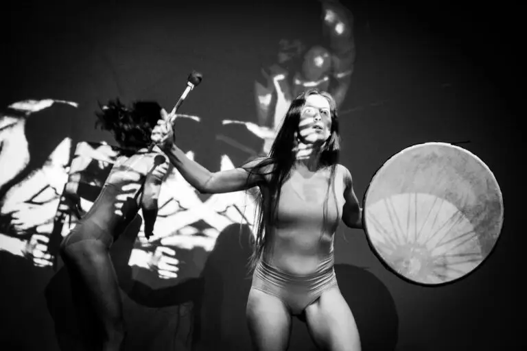 Między Pulsem Przeszłości a Echem Przyszłości / HYBRID